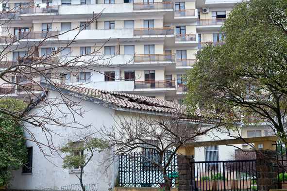 Crollo in un locale di servizio delle Elementari di via Istiritta
