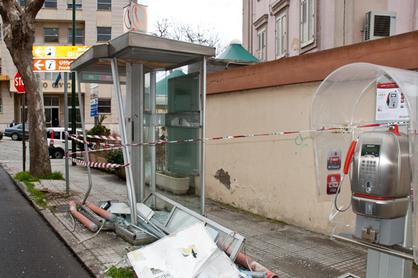 Spettacolare incidente tra un'auto e una Gazzella dei Carabinieri