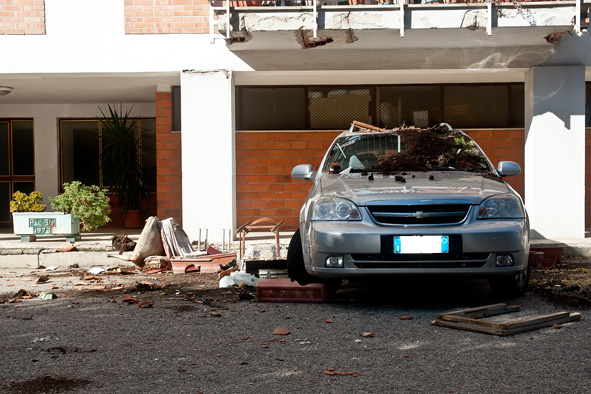 Viale Costituzione: in preda a un raptus lancia oggetti dalla finestra