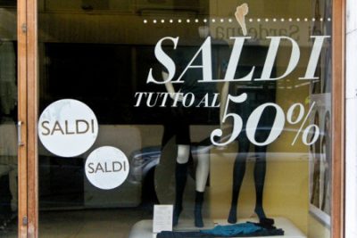 Nuoro, saldi in vetrina (foto S.Novellu)