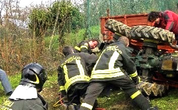 Bitti: è morto l'uomo rimasto schiacciato dal proprio trattore