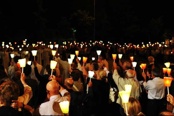 Anche Pigliaru e Arru alla fiaccolata per Gianluca: un corteo di migliaia di persone in silenzio
