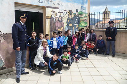 Il bambini della 2° Elementare di Orgosolo in Commissariato