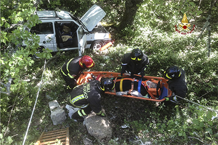 Coppia di ottantenni precipita in un burrone con la propria auto