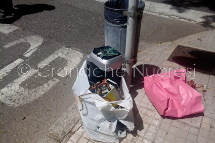 Rifiuti abbandonati in via Piemonte