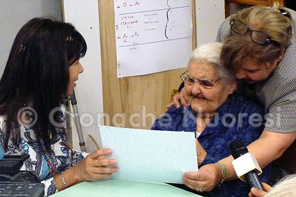 Zia Chischedda corona il suo sogno e consegue la licenza media a 99 anni