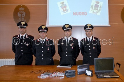 Costumini da bagno e cappellini: così comprava le bambine per il sesso