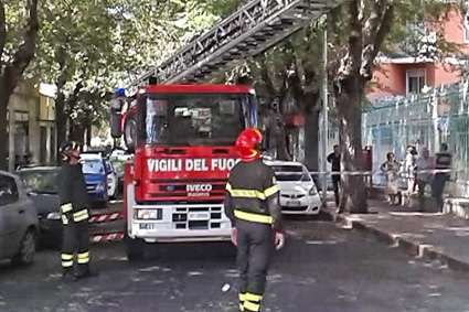 Via Gramsci: ramo cade sull'autovettura di una donna