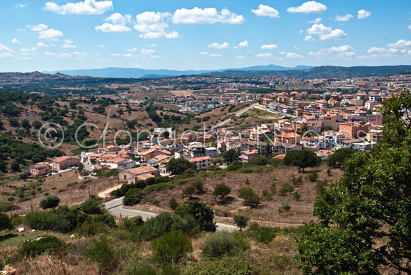 Armato e mascherato tenta una rapina in un tabacchino nel quartiere Nuraghe