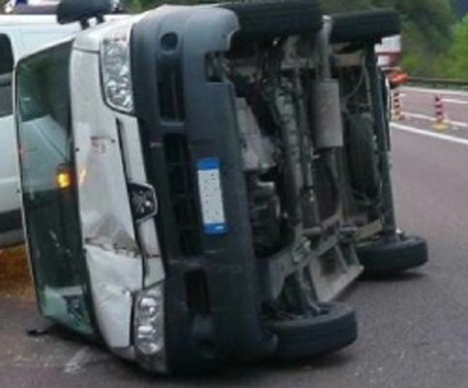 Scontro tra due furgoni: tre feriti