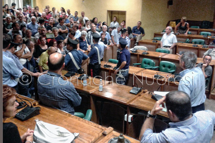 TARI: Sindaco e Amministratori si negano al confronto e i cittadini invadono l’aula consiliare