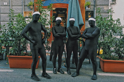 L'artista OTREBLALUSAC e il suo omaggio ai Quattro Mori