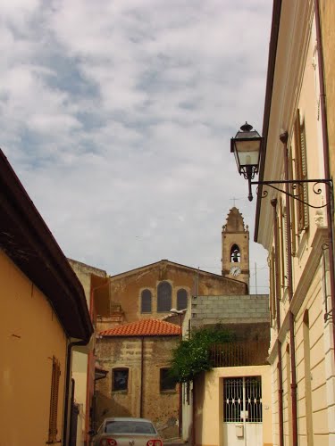 Aggredita e ferita a bastonate per strada