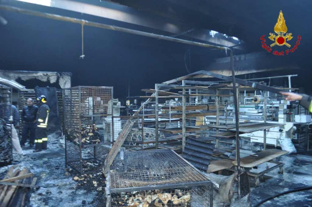 Fensek: le fiamme partite da un macchinario per la lievitazione