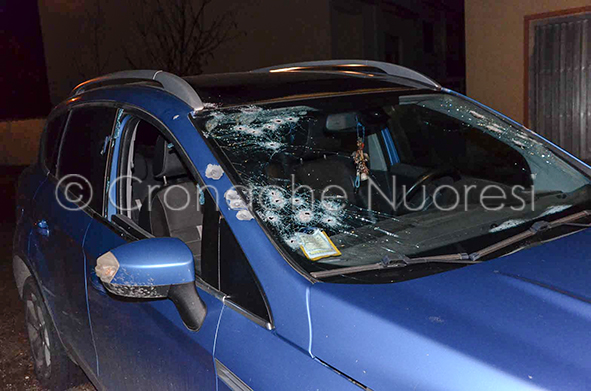 Illeso l'allevatore orunese raggiunto da undici colpi di fucile