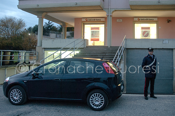 Si sono fatti consegnare 170 mila euro e poi sono andati via a piedi