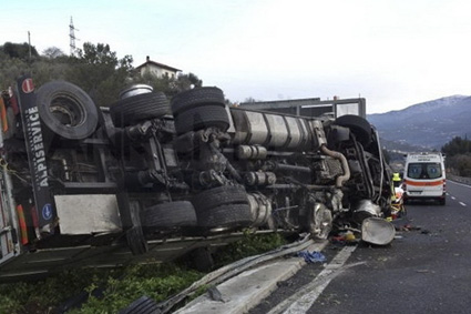 Auto articolato carico di derrate alimentari si ribalta per strada