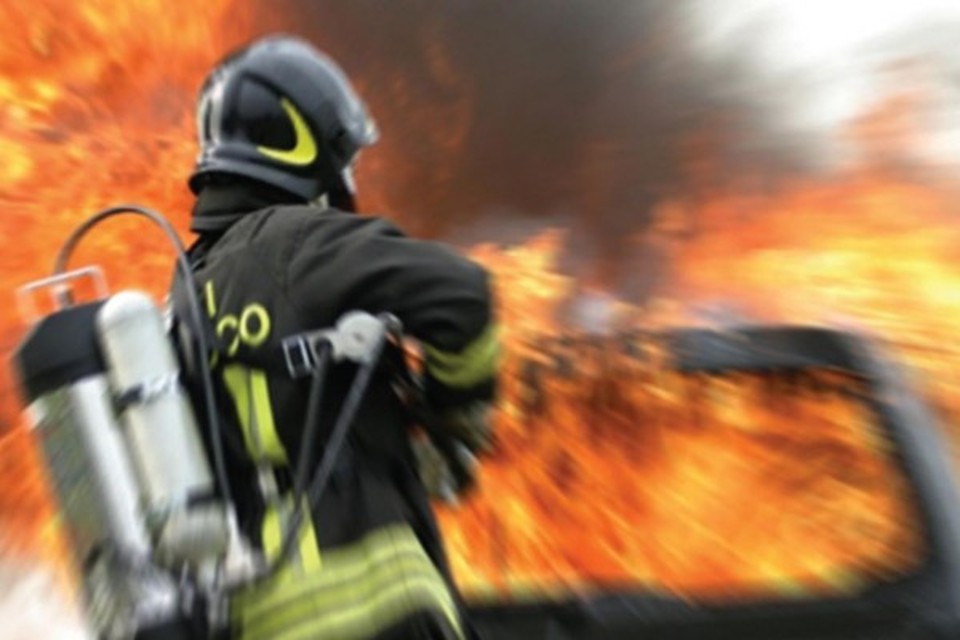 Attentato incendiario ai danni di un autodemolitore: in fiamme sette auto