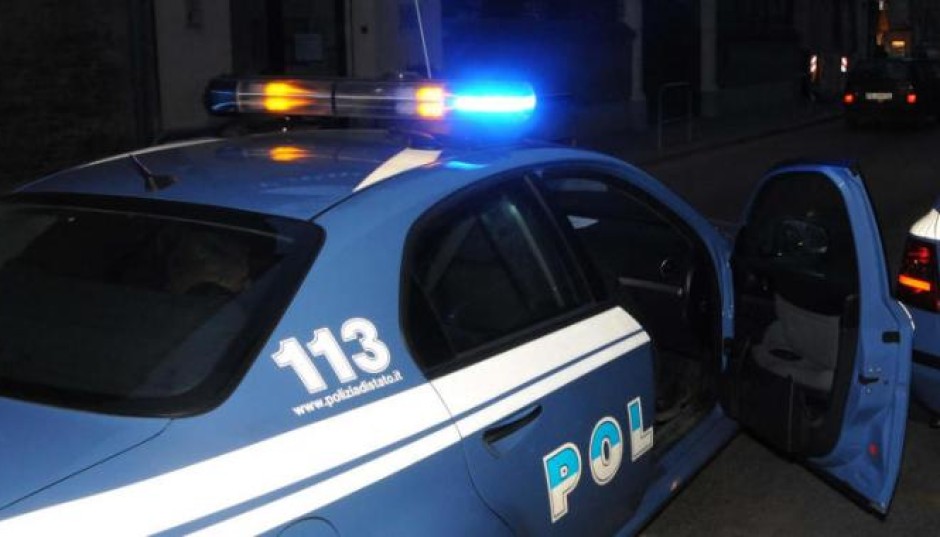 Rubano auto e vengono inseguiti, tre arresti