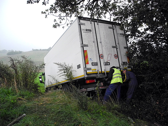 Strada ghiacciata: un camion finisce in cunetta