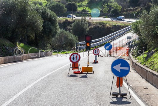Precipitano con l'auto in un canalone dopo un volo di oltre sei metri