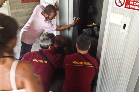 Allarme ascensore bloccato: l'anziana padrona di casa trovata priva di vita