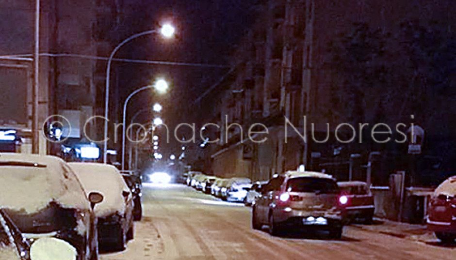 Nuoro nel caos paralizzata da neve e gelo. Nessuno sparge il sale