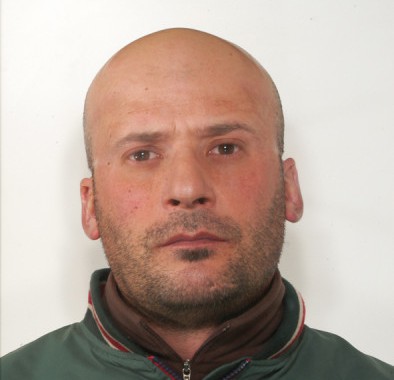 Pregiudicato "beccato" mentre tenta di rubare due auto insieme a un complice