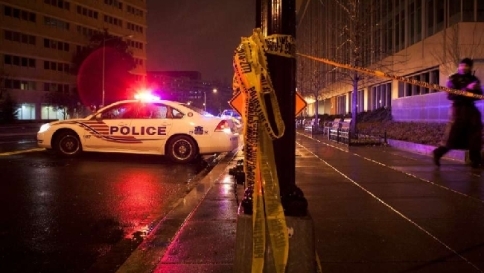 Dà fuoco alla figlia neonata e la lascia bruciare per strada