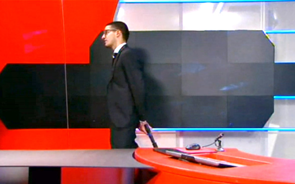 Paura in Olanda: uomo armato irrompe in tv durante le news della sera