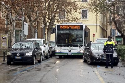 L'autobus della linea 1S fermo (© foto Cronache Nuoresi)