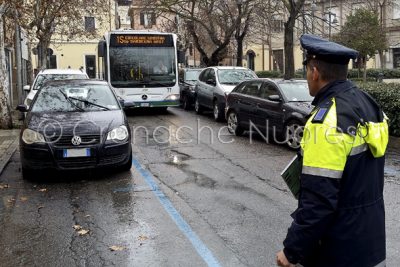 L'autobus della linea 1S bloccato (© foto Cronache Nuoresi)