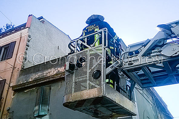 Crollo di calcinacci al Corso  Garibaldi. Nessun danno alle persone