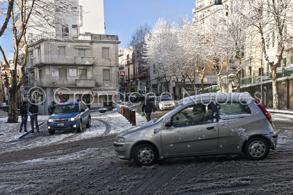 Comune e Volontari impegnati a liberare dalla neve strade e accessi alla città