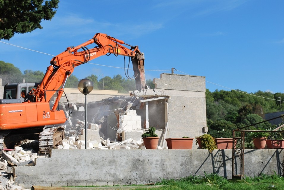 Abusivismo edilizio: ruspe di nuovo in azione a Orosei