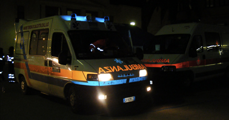 Audi A8 si schianta contro animale incustodito: una donna in osservazione all'ospedale