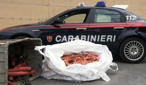 Sorpresi all'interno di un villaggio turistico a rubare rame