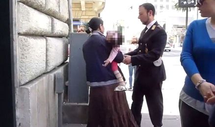 Impietosisce anziani con bimba di pochi mesi e li borseggia: nomade arrestata