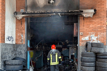 Attentato incendiario ai danni di un gommista: in fiamme pneumatici e cinque auto