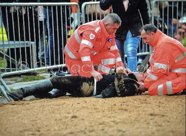 Fonni cavaliere cade durante le pariglie e finisce in ospedale