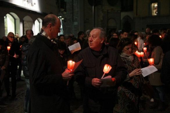 Scuola: fiaccolata a lutto degli insegnanti contro il ddl "Buona scuola"