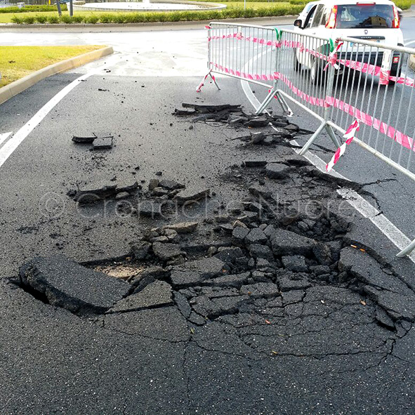 Cede l'asfalto in via Mannironi