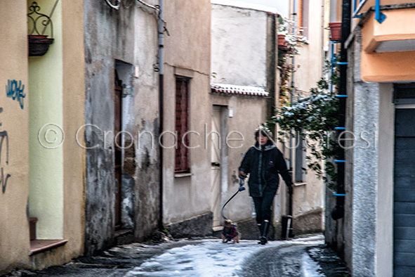Colpo di coda dell'inverno: temperature a picco e fiocchi di neve anche a Nuoro