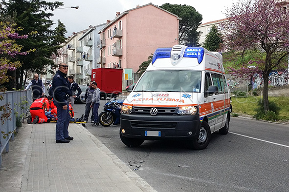 Centauro sbanda nell'affrontare una curva e si schianta sul marciapiede