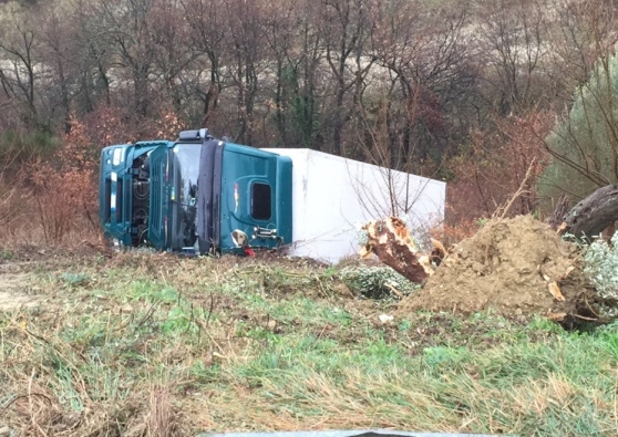 Camion con 500 bombole finisce in una scarpata: illeso il  conducente