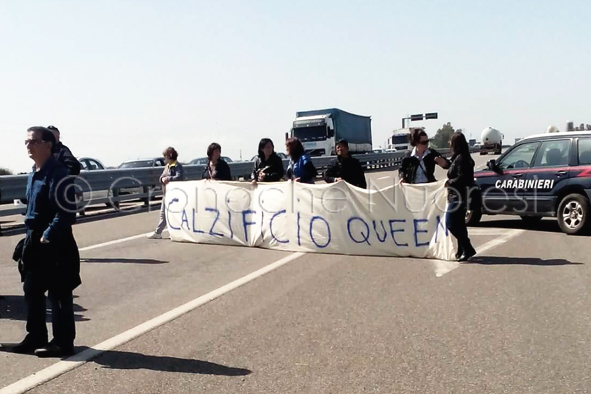 I lavoratori del tessile bloccano la 131 all'altezza di Tossilo