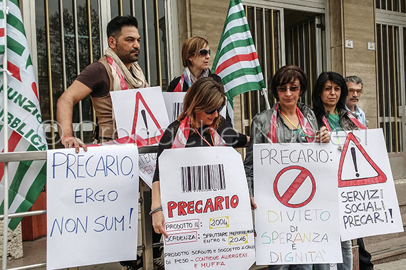 Sit-in di protesta dei precari storici del Comune oggi davanti al Palazzo