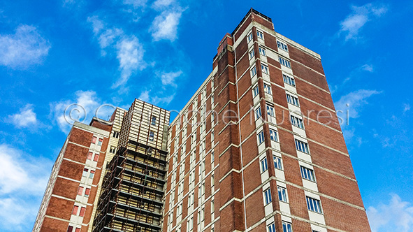 Si lancia nel vuoto da un ponteggio al 12° piano del San Francesco