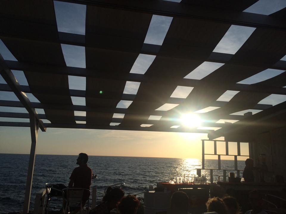 In fiamme nella notte baretto sul lungomare di Bosa