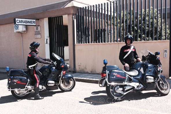 Rifiuta di fermarsi all'alt e nell'inseguimento sperona l'auto dei Carabinieri: donna 47enne in manette